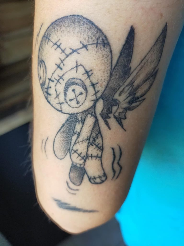 Tatouage poupée vaudou dessiné et réalisé par Thibault Colon de Franciosi sur Aurore